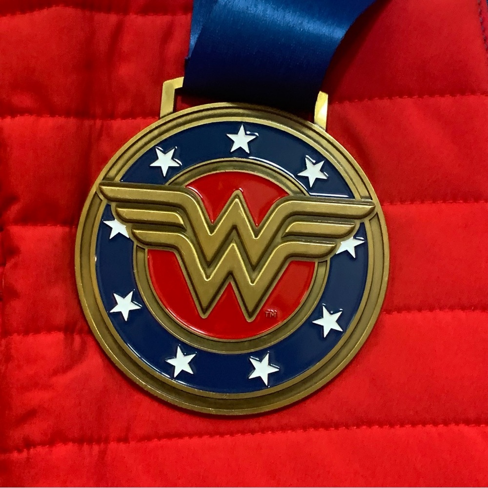 ⭐️SOLD⭐️Ventures Endurance DC Wonder Woman Run Series Puffer Jacket M w/Medal - Picture 7 of 10